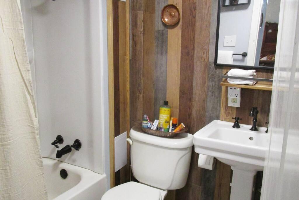 Boho-Chic Retreat - Unit 3 Apartman Bloomington Kültér fotó
